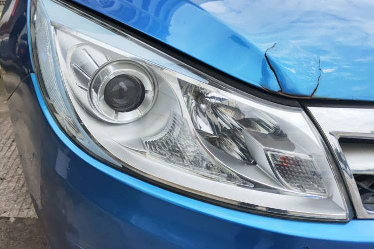 Used BYD Surui 2012 1.5TID Automatic Luxury Version Right Front Headlight
