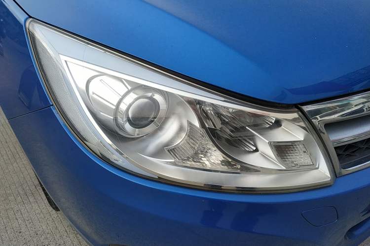 Used BYD Surui 2012 1.5TID Automatic Luxury Version Right Front Headlight
