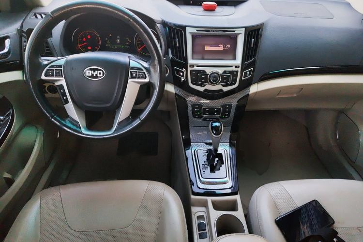 Used BYD Surui 2012 1.5TID Automatic Luxury Version Center Console