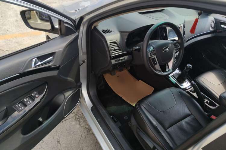 Used BYD Surui 2012 1.5L Manual Luxury Version Driver Seat