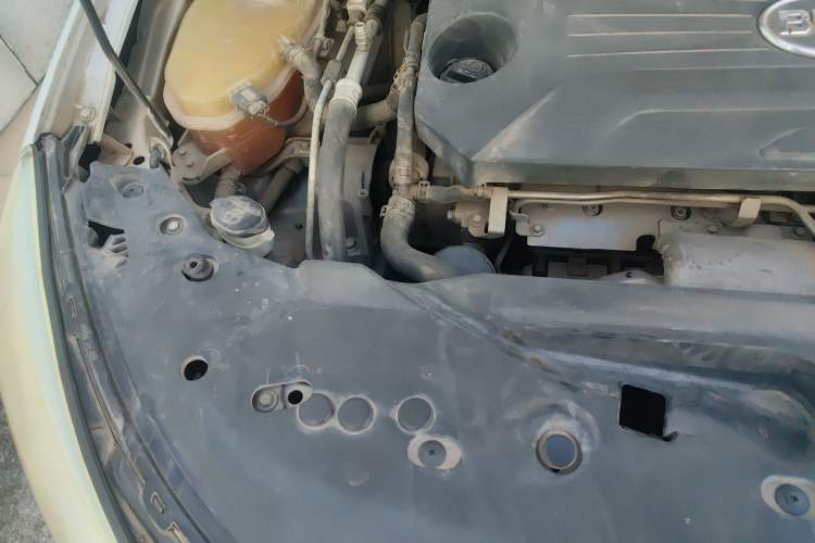 Used BYD Surui 2012 1.5TID Automatic Luxury Version Engine Bay Right
