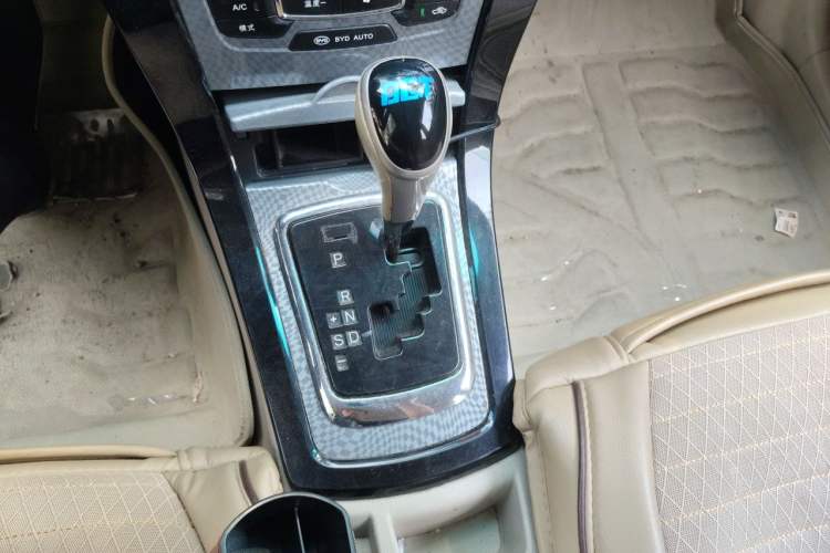 Used BYD Surui 2012 1.5TID Automatic Luxury Version Gear Lever