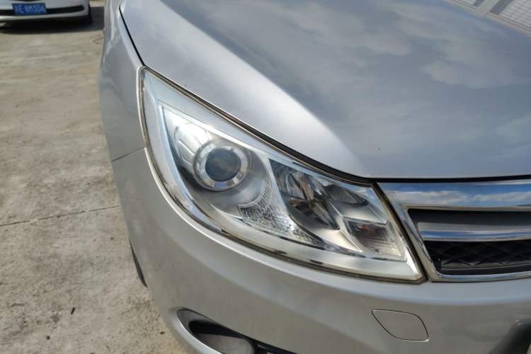 Used BYD Surui 2012 1.5L Manual Luxury Version Right Front Headlight