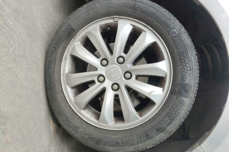 Used BYD Surui 2012 1.5TID Automatic Luxury Version Right Front Wheel Hub