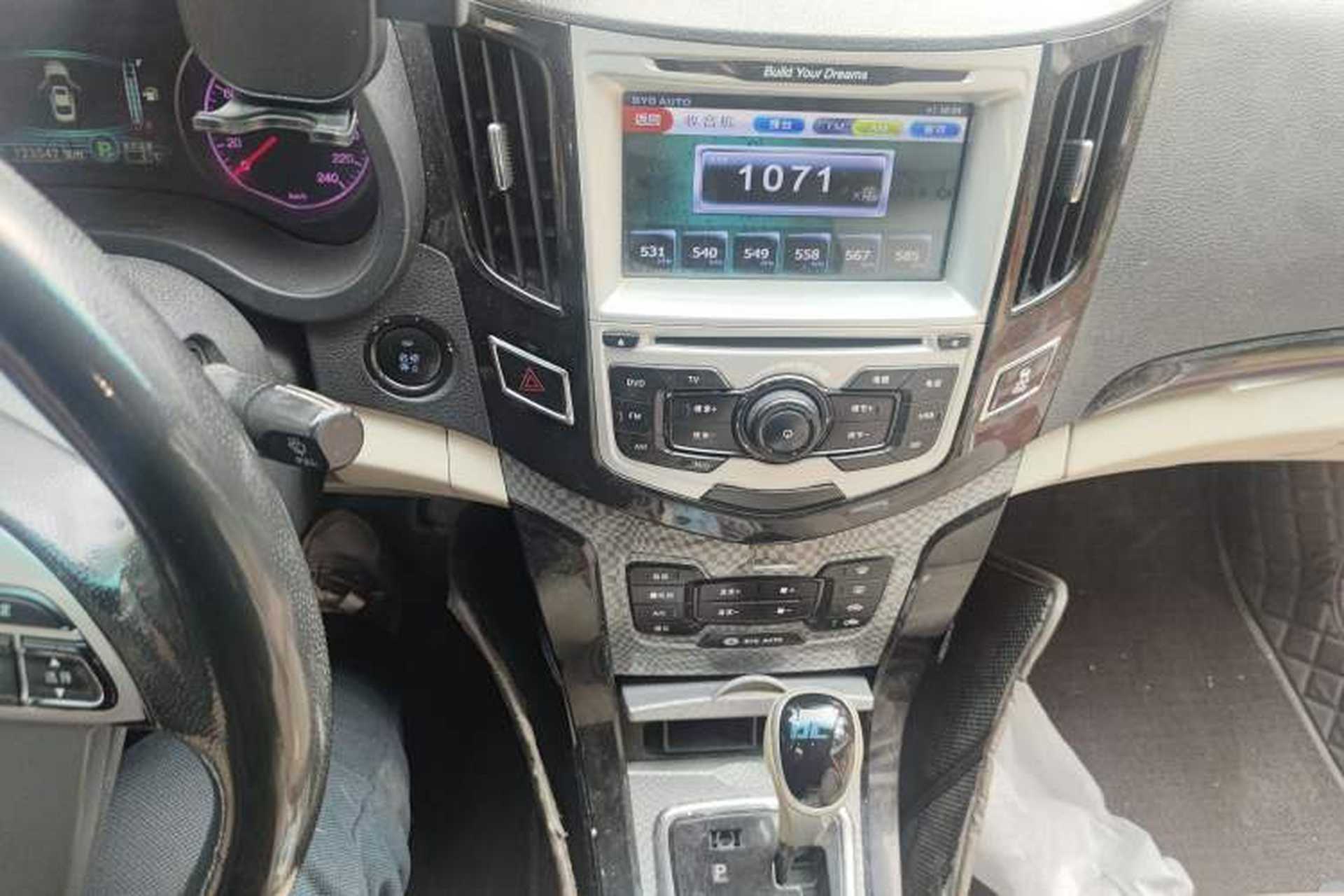 Used BYD Surui 2012 1.5TID Automatic Luxury Version Audio And AC Panel