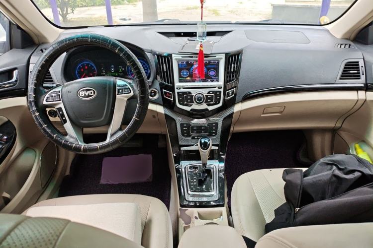 Used BYD Surui 2012 1.5TID Automatic Luxury Version Center Console