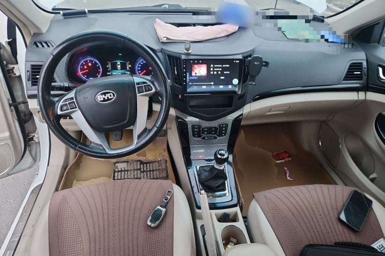 Used BYD Surui 2012 1.5TI Manual Comfort Version Center Console