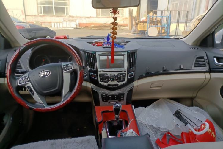 Used BYD Surui 2012 1.5L Manual Luxury Version Center Console