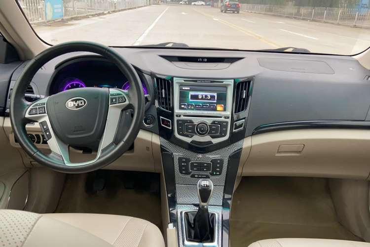 Used BYD Surui 2012 1.5L Manual Luxury Version Center Console