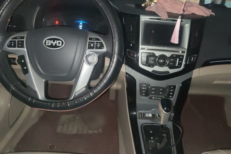 Used BYD Surui 2012 1.5TID Automatic Luxury Version Center Console