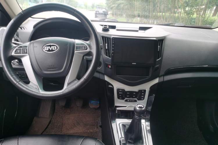 Used BYD Surui 2012 1.5TI Manual Comfort Version Center Console