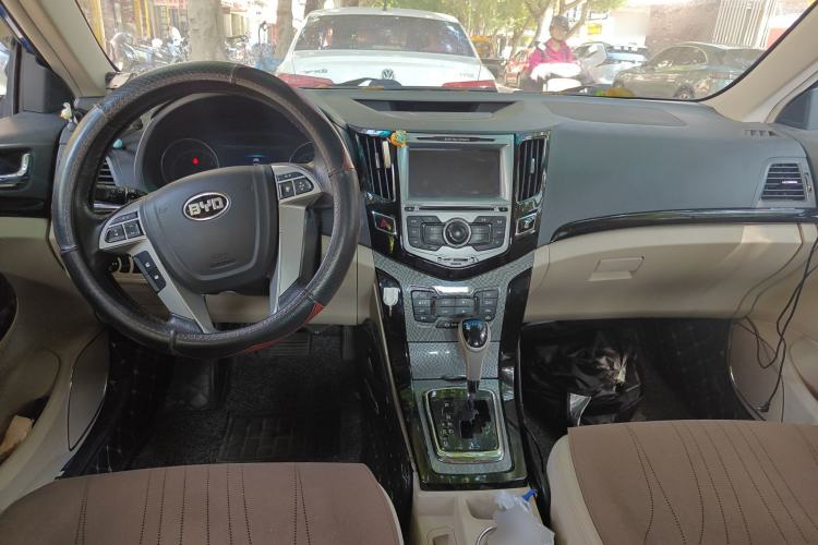 Used BYD Surui 2012 1.5TID Automatic Luxury Version Center Console