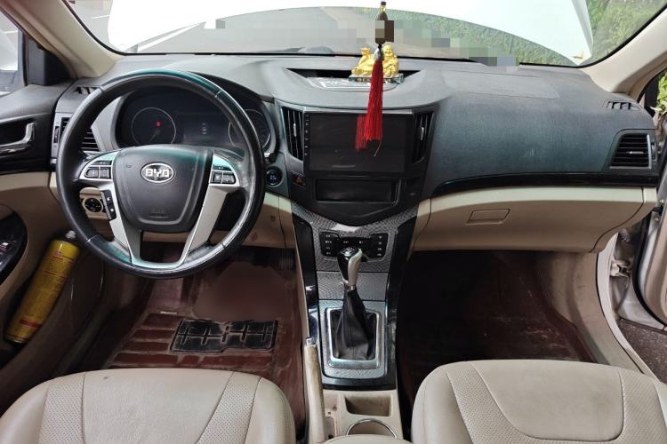Used BYD Surui 2012 1.5L Manual Luxury Version Center Console