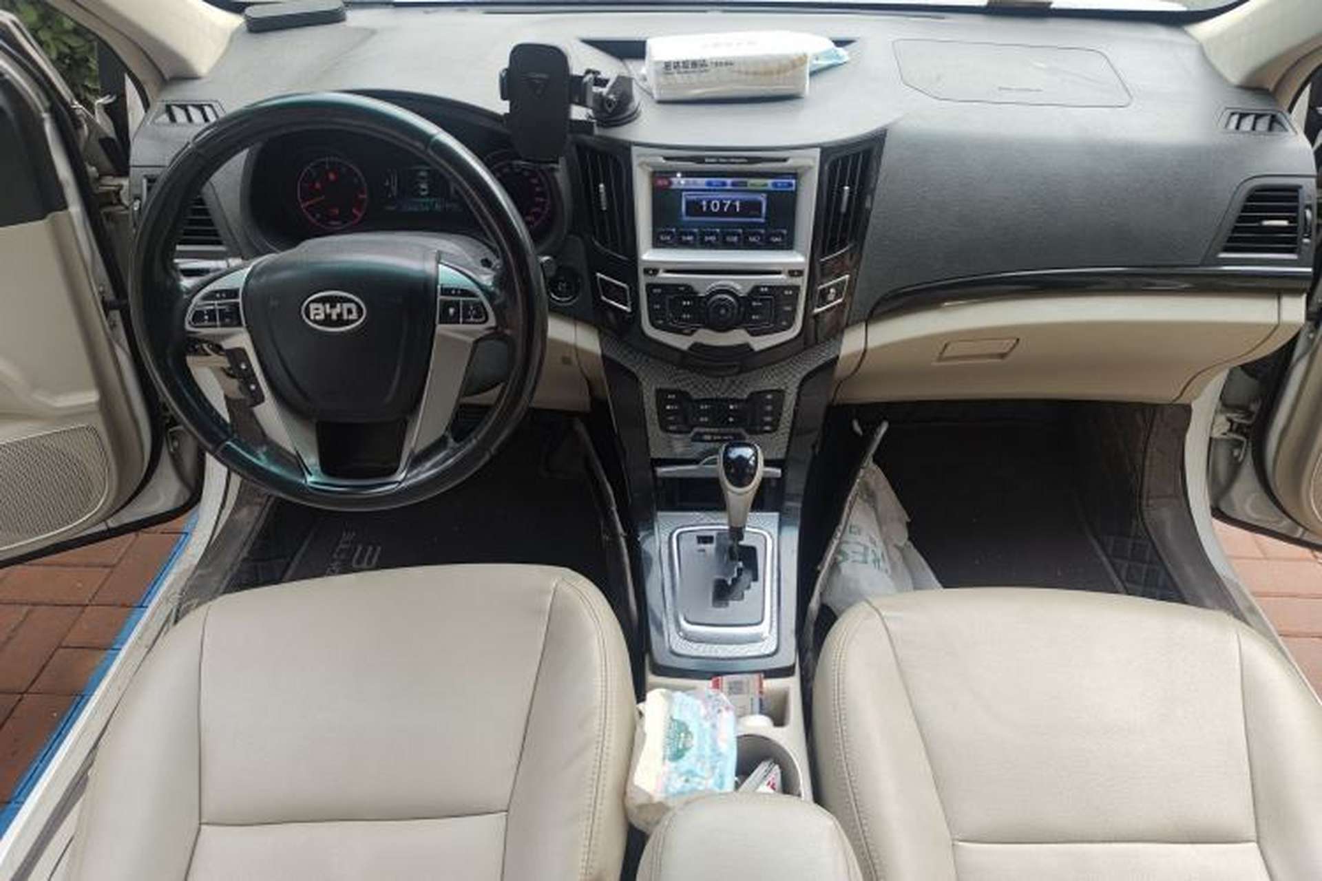 Used BYD Surui 2012 1.5TID Automatic Luxury Version Center Console