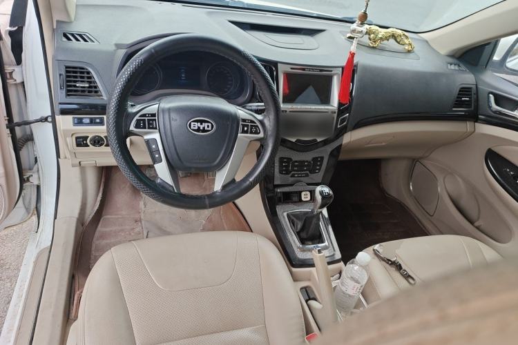 Used BYD Surui 2012 1.5L Manual Luxury Version Center Console