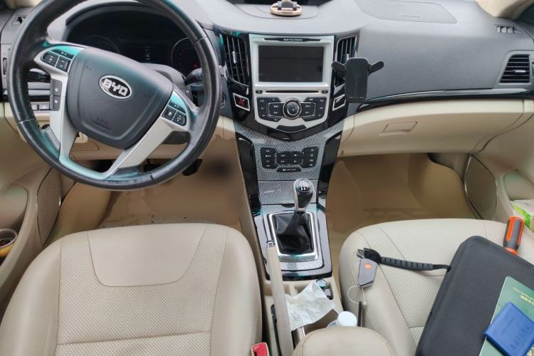 Used BYD Surui 2012 1.5L Manual Luxury Version Center Console