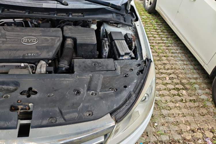 Used BYD Surui 2012 1.5TID Automatic Luxury Version Engine Bay Left