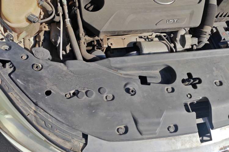 Used BYD Surui 2012 1.5TID Automatic Luxury Version Engine Bay Right