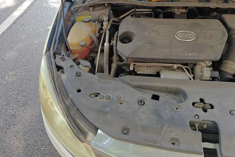 Used BYD Surui 2012 1.5TID Automatic Luxury Version Engine Bay Right