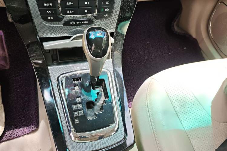 Used BYD Surui 2012 1.5TID Automatic Luxury Version Gear Lever