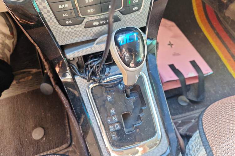 Used BYD Surui 2012 1.5TID Automatic Luxury Version Gear Lever