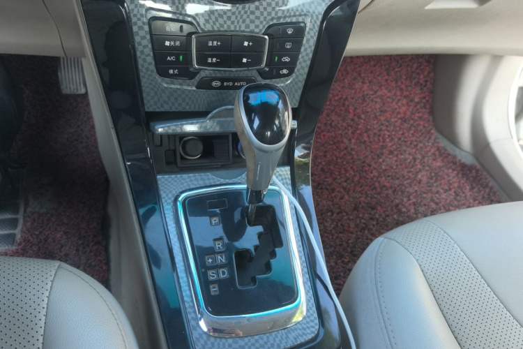 Used BYD Surui 2012 1.5TID Automatic Luxury Version Gear Lever