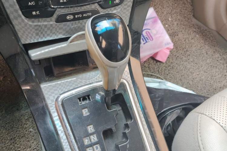 Used BYD Surui 2012 1.5TID Automatic Luxury Version Gear Lever