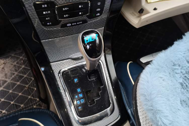Used BYD Surui 2012 1.5TID Automatic Luxury Version Gear Lever