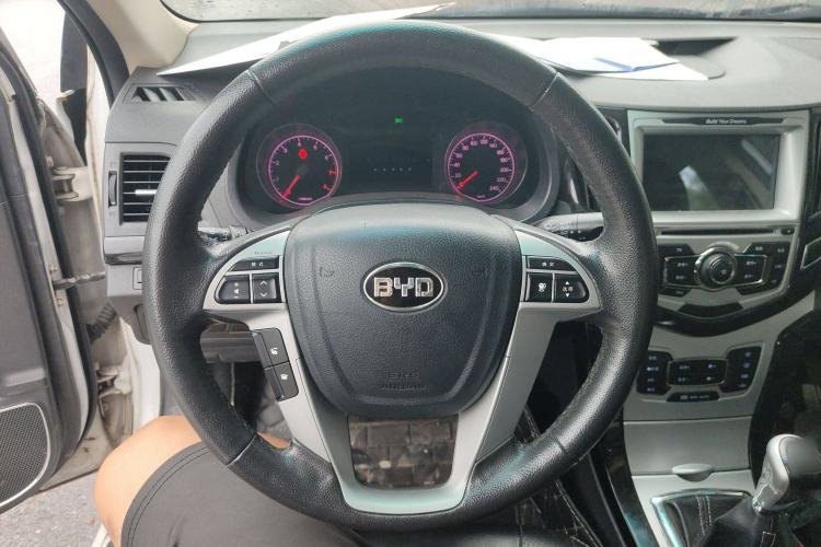 Used BYD Surui 2012 1.5L Manual Luxury Version Interior 2