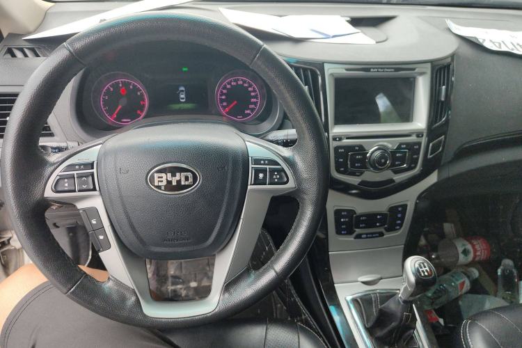 Used BYD Surui 2012 1.5L Manual Luxury Version Interior 3