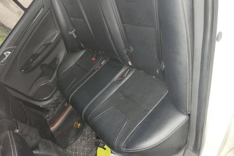 Used BYD Surui 2012 1.5L Manual Luxury Version Interior 9