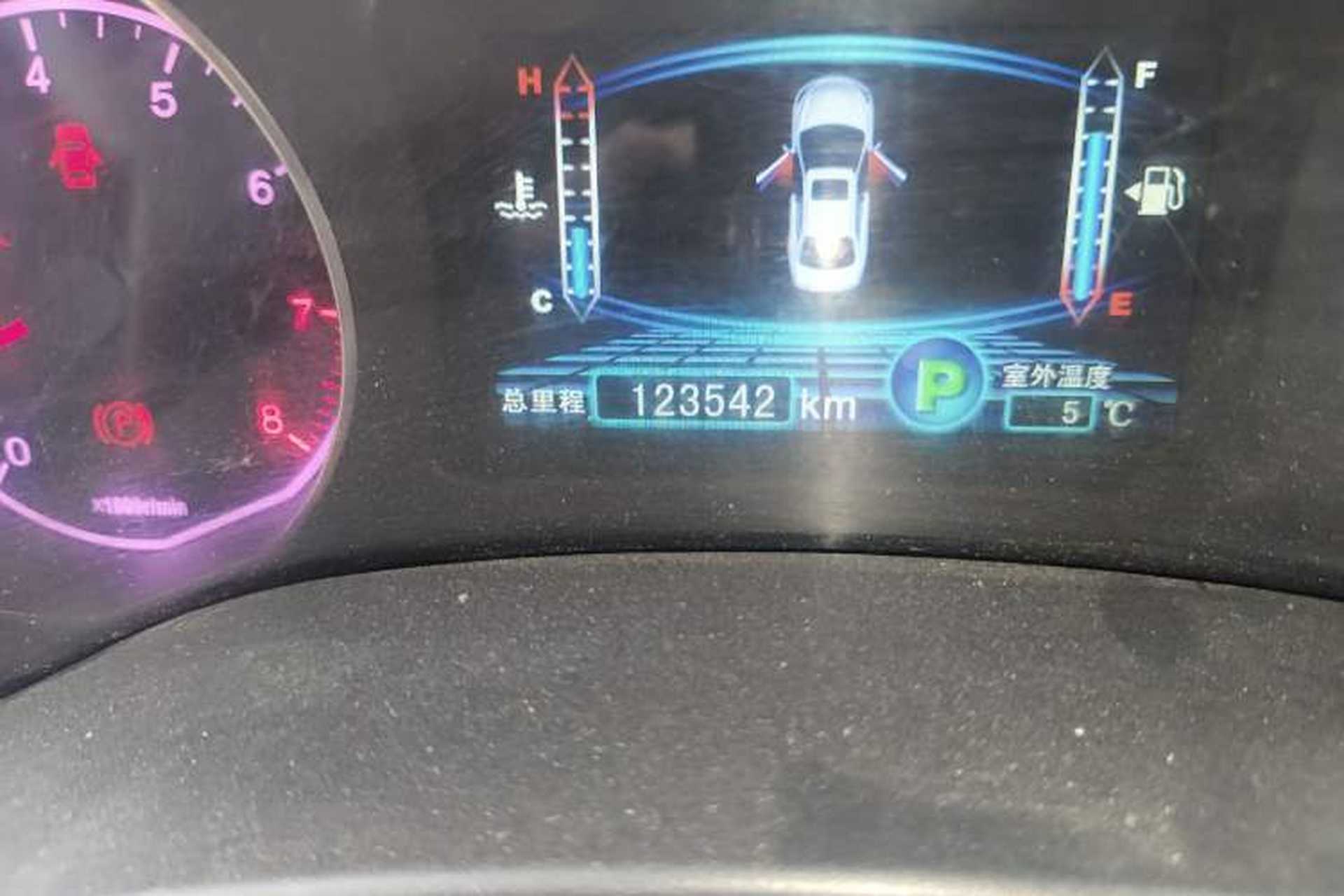 Used BYD Surui 2012 1.5TID Automatic Luxury Version Odometer Close Up