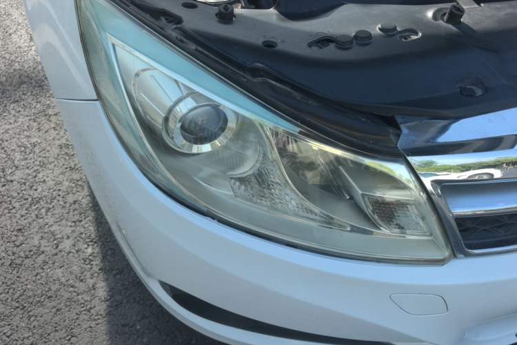 Used BYD Surui 2012 1.5TID Automatic Luxury Version Right Front Headlight