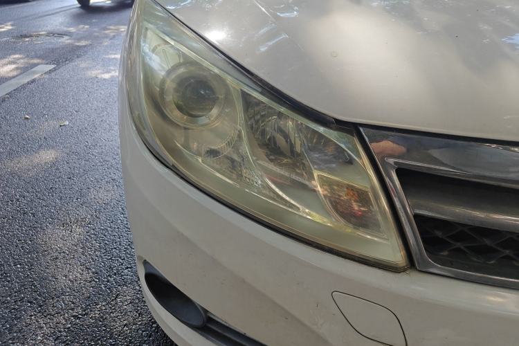 Used BYD Surui 2012 1.5TID Automatic Luxury Version Right Front Headlight