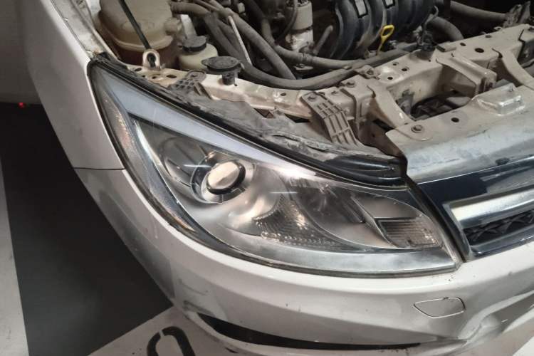 Used BYD Surui 2012 1.5L Manual Luxury Version Right Front Headlight