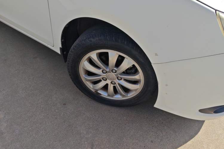 Used BYD Surui 2012 1.5TID Automatic Luxury Version Right Front Wheel Hub
