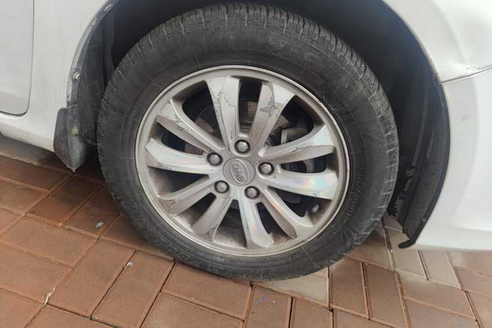 Used BYD Surui 2012 1.5TID Automatic Luxury Version Right Front Wheel Hub