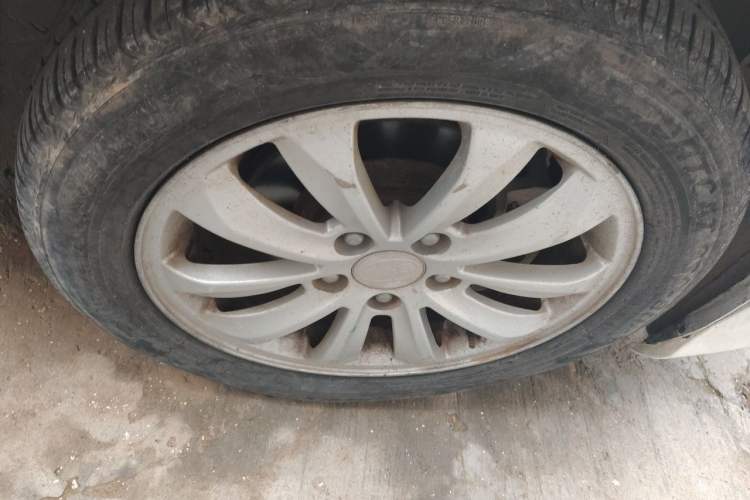 Used BYD Surui 2012 1.5TID Automatic Luxury Version Right Front Wheel Hub