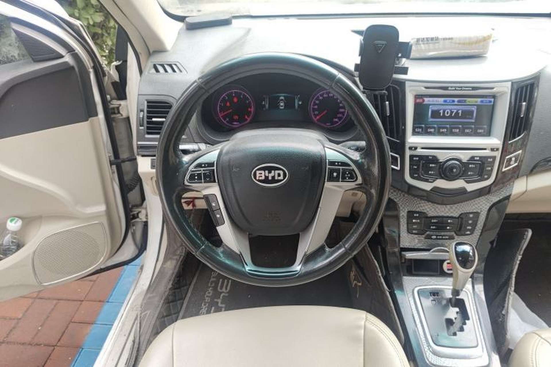 Used BYD Surui 2012 1.5TID Automatic Luxury Version Steering Wheel