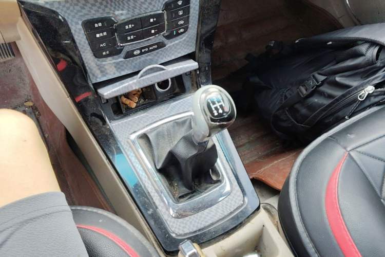 Used BYD Surui 2013 1.5L Manual Luxury Model Gear Lever