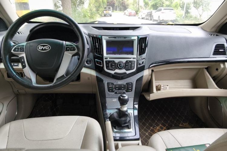 Used BYD Surui 2013 1.5TI Manual Luxury Model Center Console
