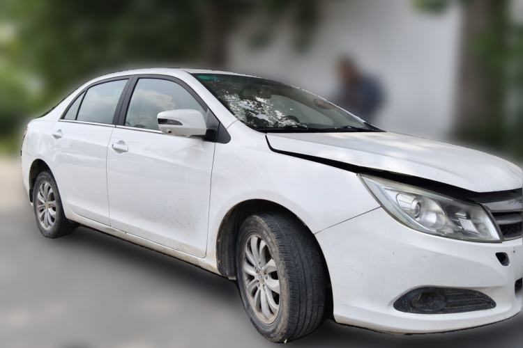 Used BYD Surui 2013 1.5TI Manual Luxury Model Front Right 45 Deg