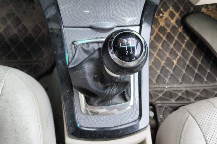 Used BYD Surui 2013 1.5TI Manual Luxury Model Gear Lever