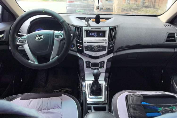 Used BYD Surui 2014 1.5L Manual Comfort Model Center Console