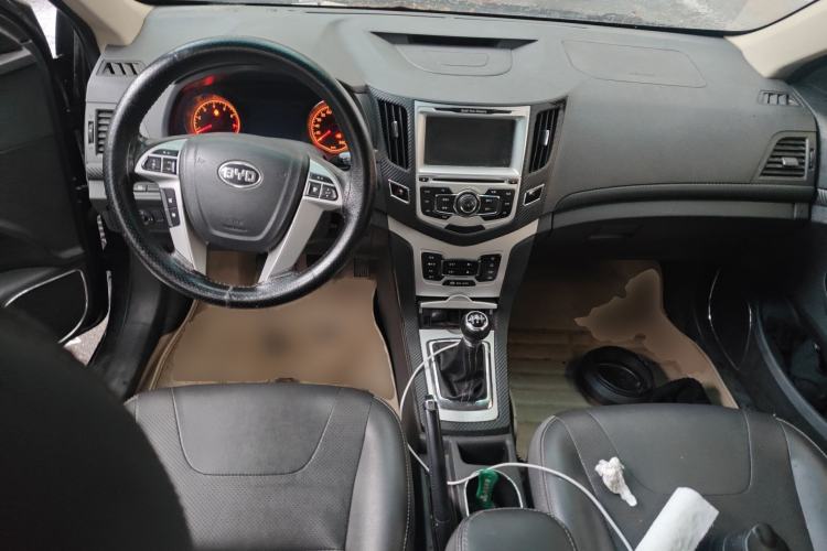 Used BYD Surui 2014 1.5L Manual Luxury Model Center Console