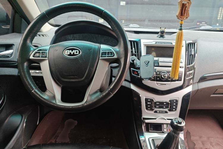 Used BYD Surui 2014 1.5L Manual Comfort Model Center Console