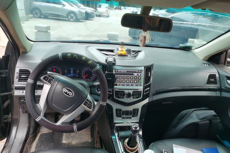 Used BYD Surui 2014 1.5L Manual Comfort Model Center Console