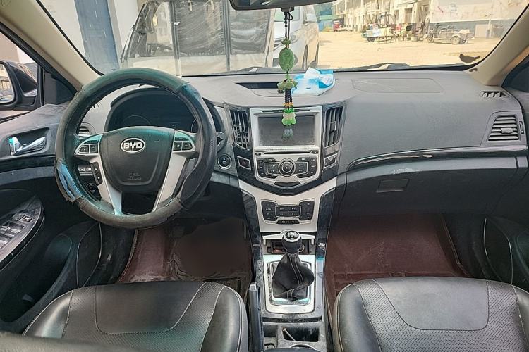 Used BYD Surui 2014 1.5TI Manual Luxury Model Center Console