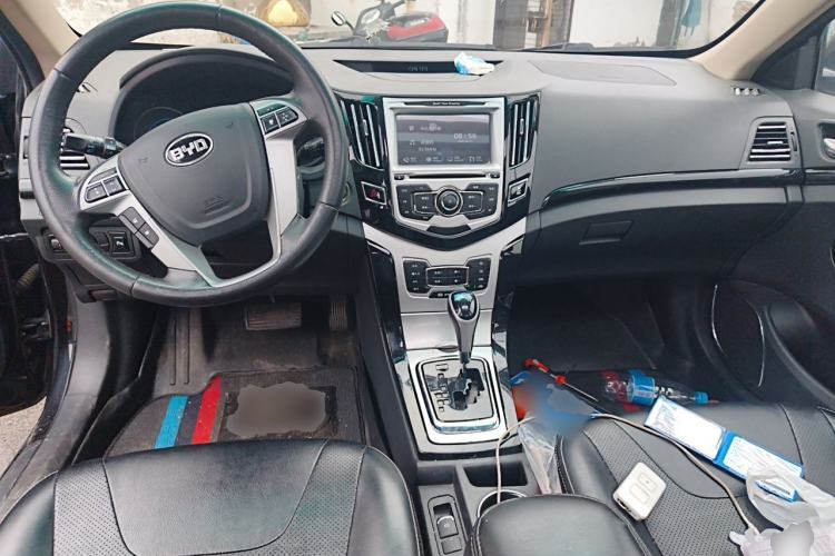 Used BYD Surui 2014 1.5TID Automatic Luxury Model Center Console