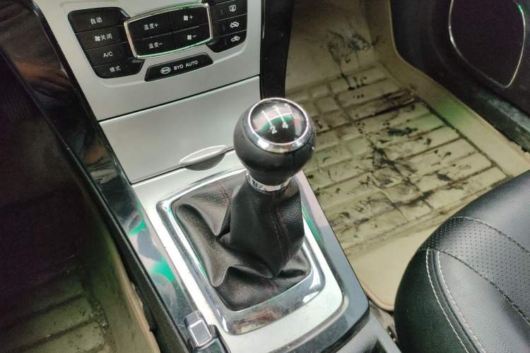 Used BYD Surui 2014 1.5L Manual Luxury Model Gear Lever
